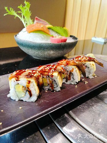 炙烧鳗鱼卷和刺身拼盘