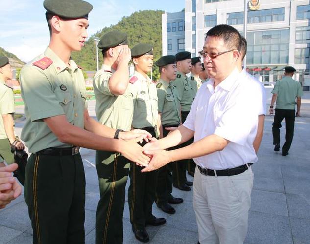 温州军分区司令员靳卫东对永嘉近年来的经济社会发展和党管武装工作