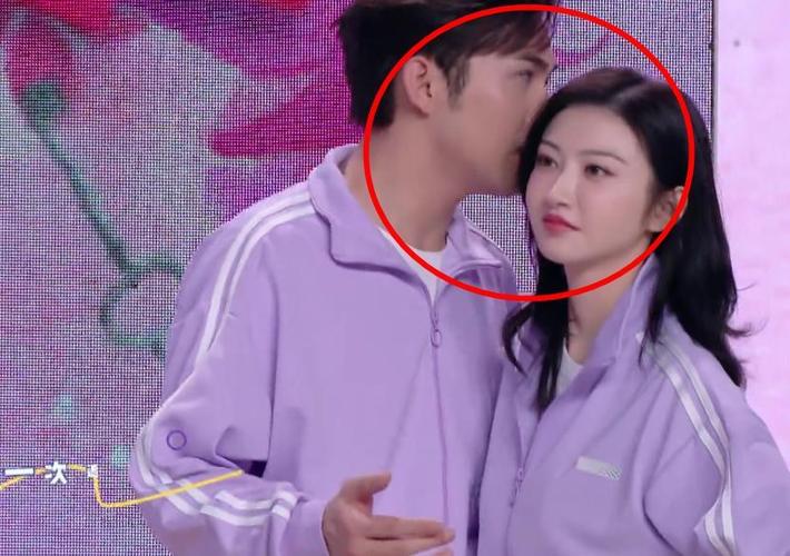 张彬彬吻景甜头发,谁注意女方的手在干嘛?网友:分不清