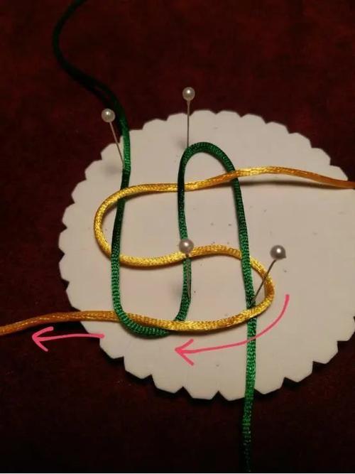 6,向外侧拉四根线,收紧绳结.