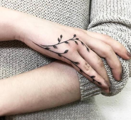 求一些好看的手指纹身图案