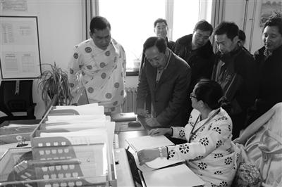 海西州州委副书记,政法委书记王敬斋在天峻县调研社区工作