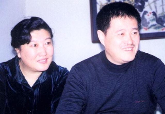 女儿,何庆魁带走的是他们的几张合照,何庆魁又回到了妻子张艳茹的身边