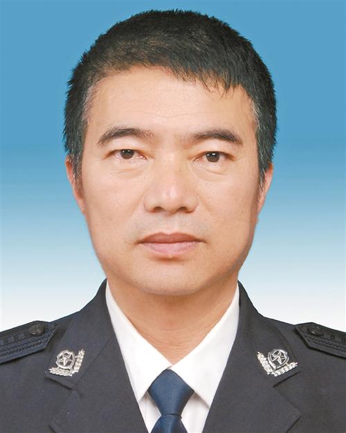 历任丘北县公安局政委,砚山县副县长,县公安局局长等职.