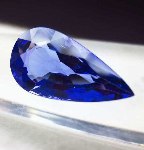 寓意着高贵的身份,中世纪神职人员佩戴蓝色的宝石,象征着