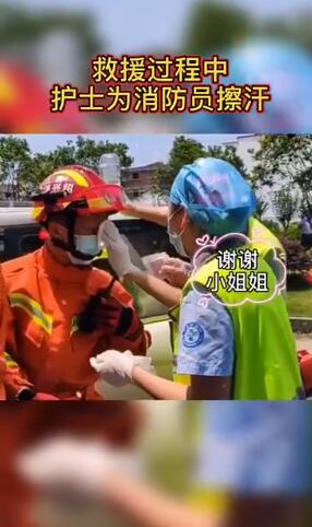 暖心救援现场护士小姐姐为消防员擦汗