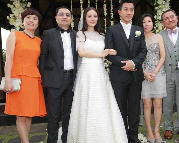 杨幂在父亲的陪伴下走进现场,父亲亲手把她交给刘恺威.新郎新娘