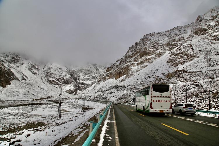 上世纪修建喀喇昆仑公路时,中巴双方共约700人献出了生命,相当于