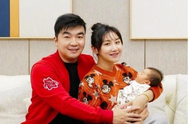 梁超前妻挑衅何雯娜?把两人婚纱照当背景,她到底图什么?