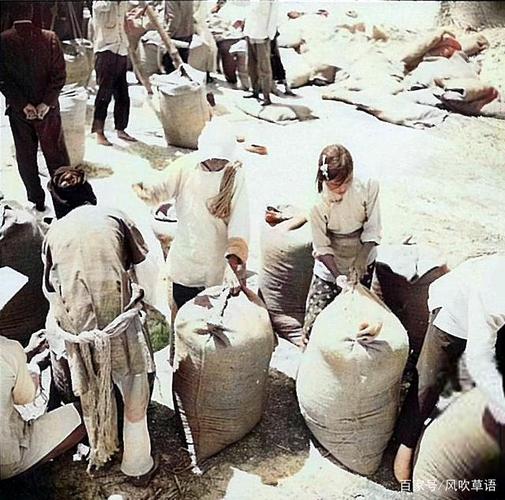 盐场里的女工正在缝扎装盐的麻袋