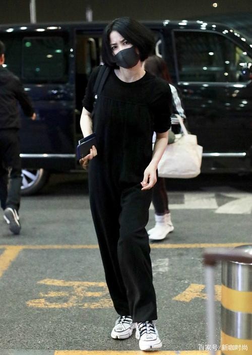 素颜的王菲太暴露年龄,穿黑色休闲装低调随性,终于相信她50岁了