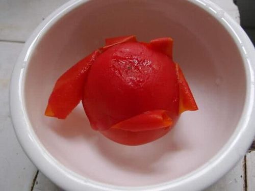 西红柿"去皮"别再用开水烫了,只需10秒快速去皮,一撕就掉,方法真实用