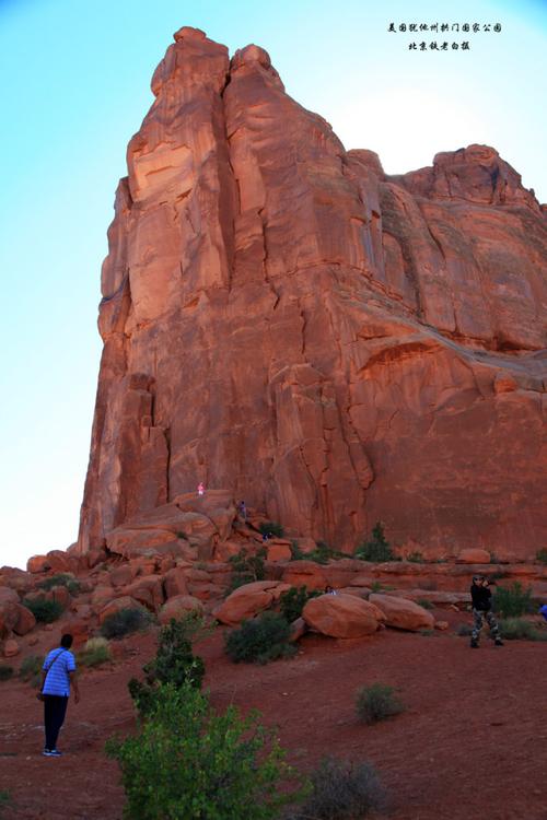 仍在腐蚀风化的红砂岩.