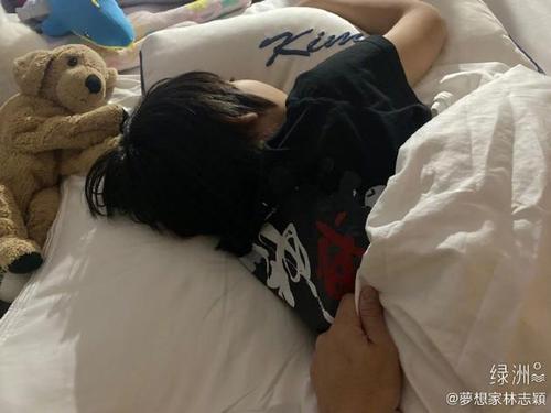 林志颖绿洲晒kimi睡颜照 幸福抱怨其最喜欢踢被子
