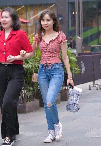 木耳边格子衫搭配蓝色破洞牛仔裤精神小妹的穿搭也能很好看