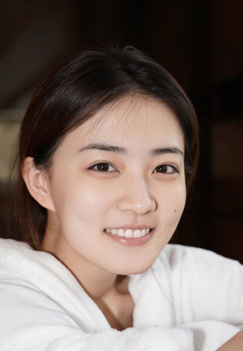 徐璐发素颜照片被质疑,一千万粉丝并不是真的被拆穿?