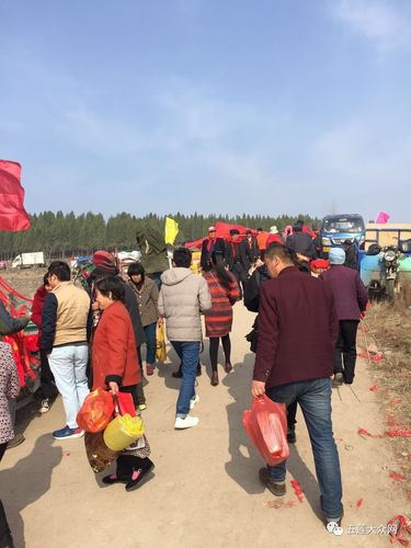 五莲这个地方今天聚集了这么多人.