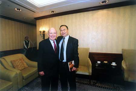 图文:翰天机构董事长周飞发言
