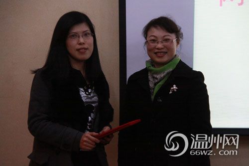 温州市委外宣办,网信办副主任叶艳为获奖选手颁奖