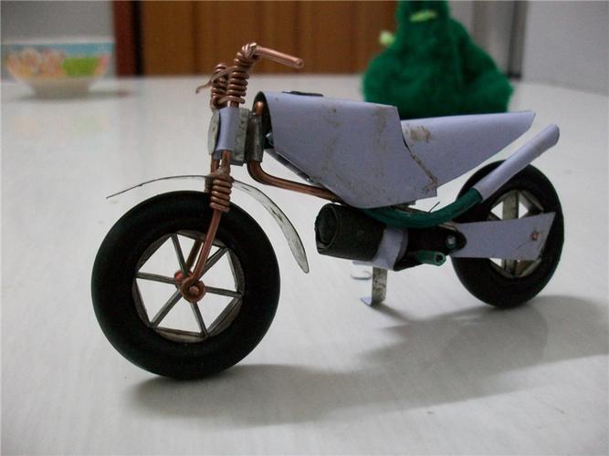 易拉罐制作逼真的摩托车模型