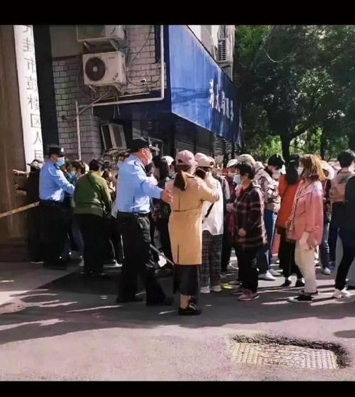 开封鼓楼庭审现场人山人海横幅醒目,这么多人支持许敏