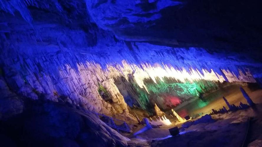 云南玉溪龙马溶洞 石花开满洞天一地
