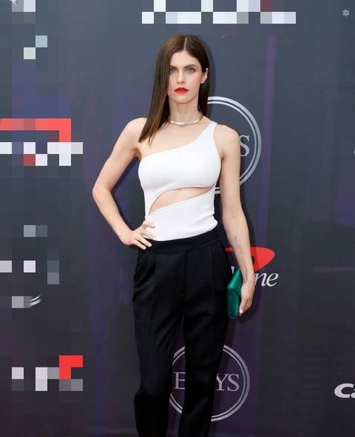 35岁达达里奥新写真好美,蔚蓝眼眸好有辨识性,网友:哈士奇美女