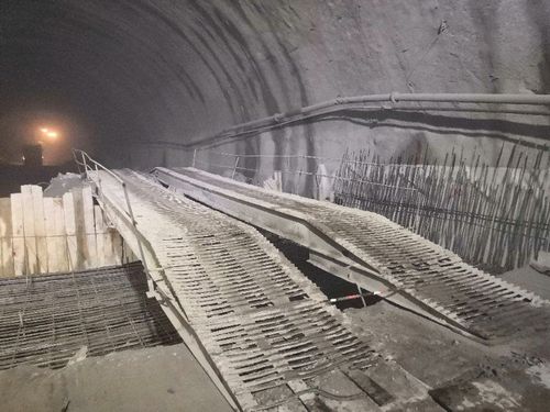 2标右洞仰拱栈桥护栏未粘贴反光标识