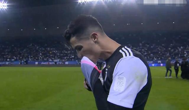 尤文再输拉齐奥,赛后c罗这举动让人心酸,镜头