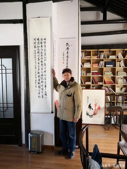 他在官场平步青云,内心却充满矛盾与痛苦,幸亏有一位