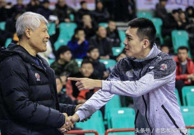 78岁蒋兴权白发苍苍回家乡,向辽宁男篮祖师爷致敬!