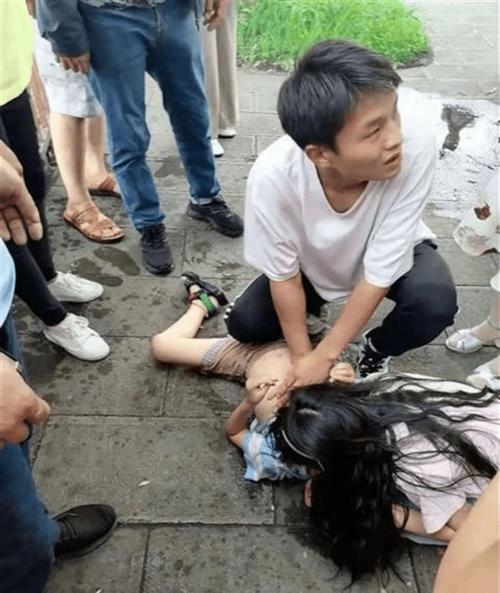 小男孩湖中溺水,岸上众人干着急!一位81岁老大爷冲了过来