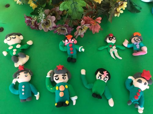 看我的手工黏土制作的士兵叔叔有多帅!