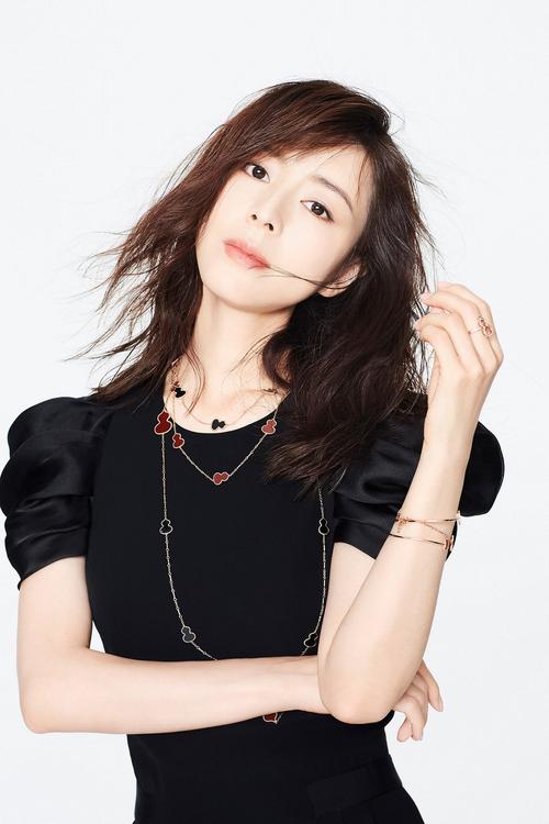 近日,张静初曝光一组以纯色为基调的美图,图片中每一款纯色礼服都简洁