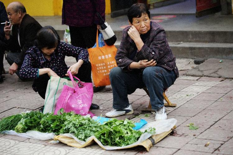 提篮小卖的人们