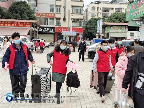 志愿者为群众搬运行李.