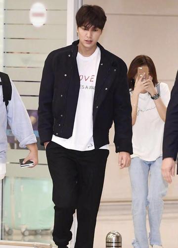 李敏镐的休闲穿搭,"内长外短"时尚感出众,简单又经典