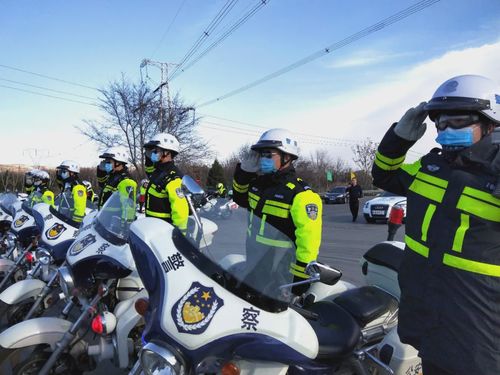 张家口交警护航车队列队敬礼