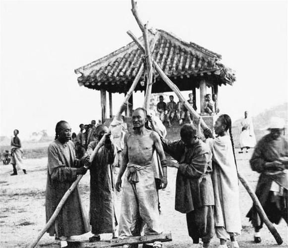 老照片清朝折磨犯人的刑罚图1被强行固定不能动弹图3戴木枷