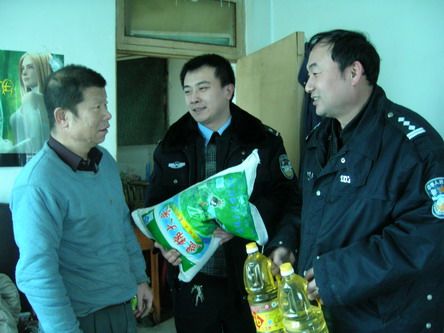 社区民警王佳鹏(中),王永强副所长给瞿义一家"送礼".