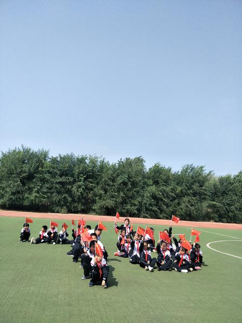阜新市新邱区新开小学二年一班"向国旗敬礼,与国旗同框"主题活动
