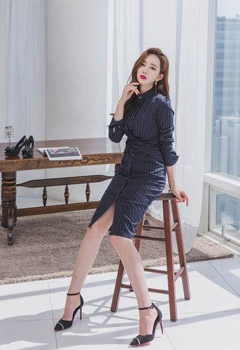 俏丽精致的气质美女,职业装自信又妩媚,端庄典雅气场