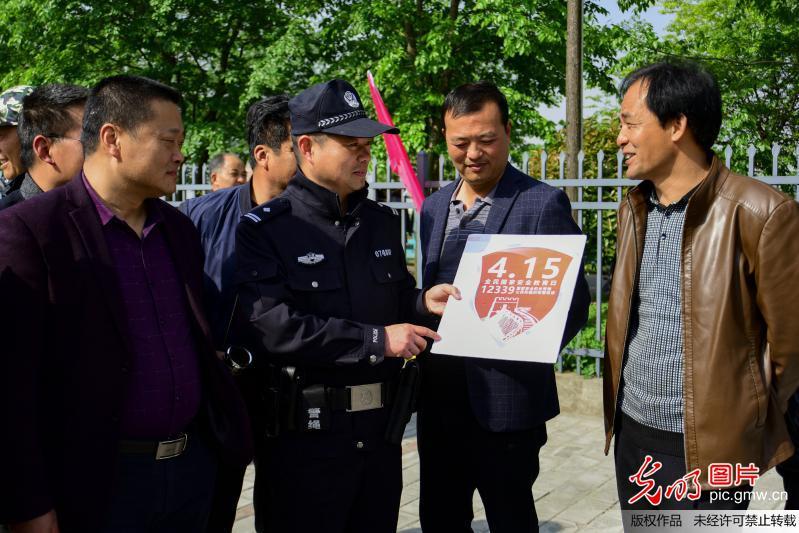 2018年4月15日,马鞍山市和县公安局功桥派出所民警向村干部解读国家