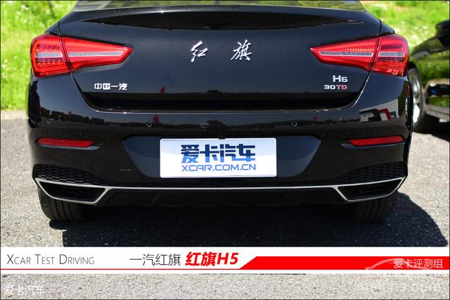 保险杠下缘的镀铬饰条经过耐热处理,在说明会上领导透露,为了这条饰条