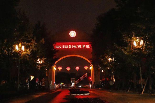 川影的夜晚总有一盏灯为你守候