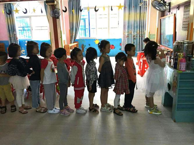 课后小朋友们在排队喝水