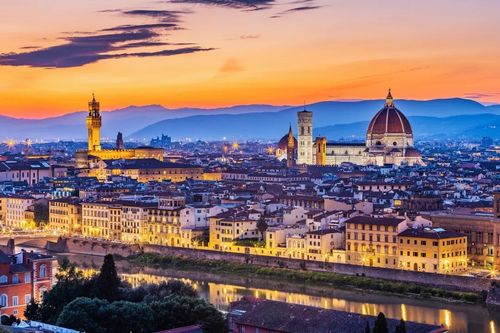 米开朗基罗广场位于佛罗伦萨市区南端的高地上,站在广场上,可以眺望