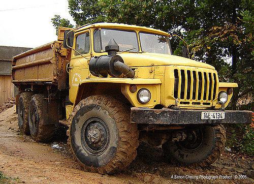 乌拉尔375,可以明显看到二汽第一代东风卡车外形的影子