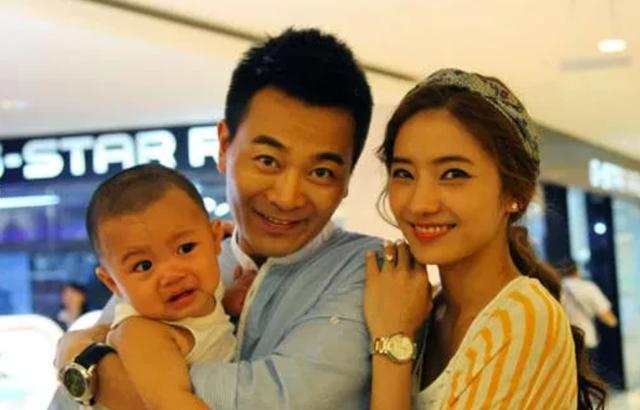 2015年,事业发展越来越顺的吴樾,也迎来了自己的爱情,并且结了婚,次