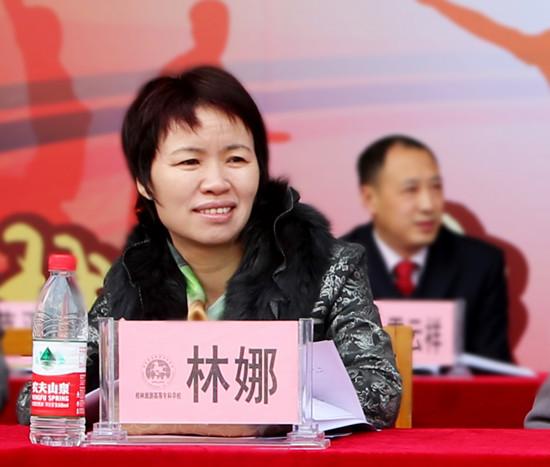 林娜书记宣布运动会开幕